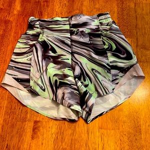 Like new Lululemon multicolored short with liner